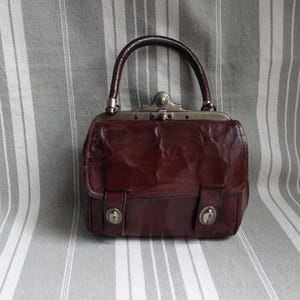 Miniatur Doktortasche aus Leder / Kleine antike burgunderrote Ledertasche für Puppen / Winzige Edwardian Handtasche / Schiebeverschluss, Tasche mit oberem Griff