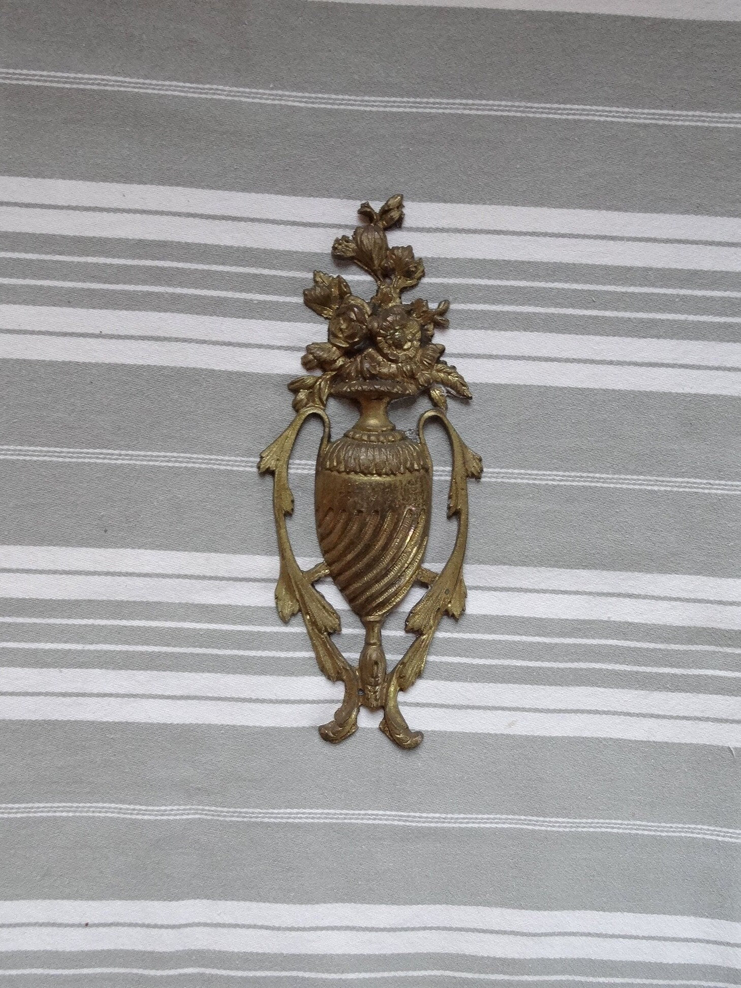 Garniture de Meubles en Laiton Doré Antique/Embellissement Floral Ornement d'urne Dorée Garniture Me