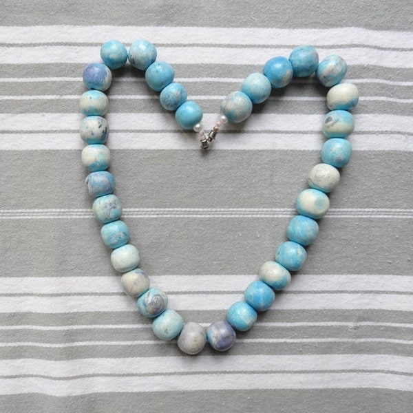 collier de perles de pierre vintage / perles bleues épaisses / corde simple / nuances de perles bleues / accessoire de mode / 50cm de long / fermeture de baril / milieu du siècle