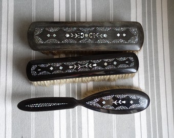 3 brosses antiques en corne et nacre/brosses de toilettage du XIXe siècle/brosses antiques en soies naturelles/brosses de corne incrustées de coquillages/accessoires de scène