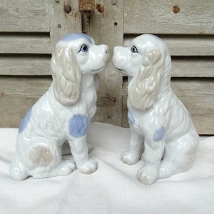 Figuras vintage de spaniel azul y blanco, par de perros de cerámica