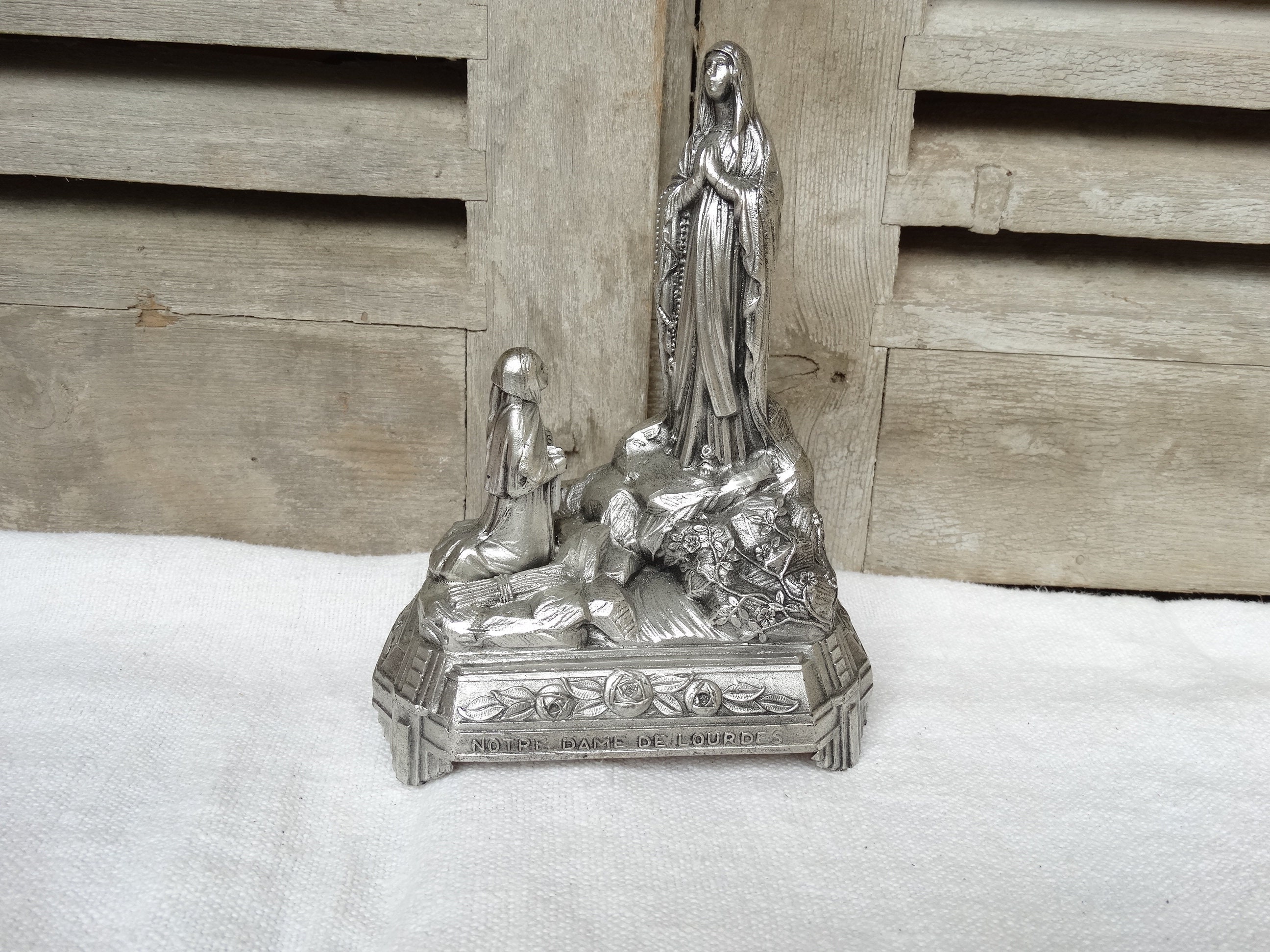 Souvenir Musical Lourdes. Statuette Musicale Religieuse Vintage. Boîte à Musique de Lourdes Bernadet