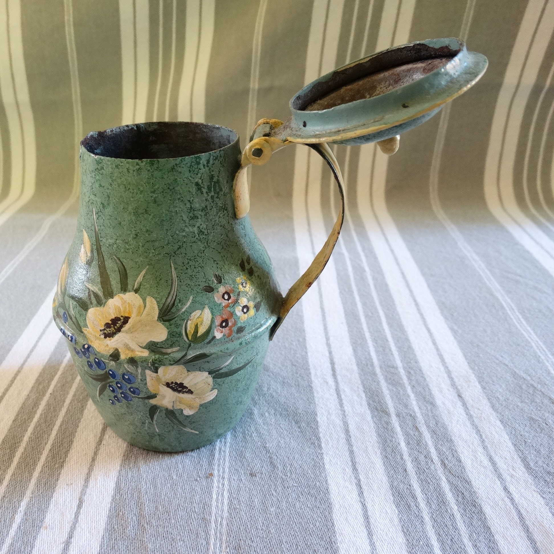 Cafetière vintage / Pot en étain floral peint à la main / décor de