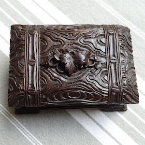 Kleines Schmuckkästchen / Schmuckschatulle aus geschnitztem Holz / antikes Schmuckkästchen / Schmuckkästchen / Schminktisch Ornament / Geschenk zum 5