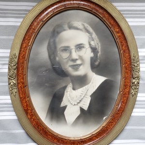 Vintage oval picture frame/Decorative 1940s frame/Photo portrait/Frame with gold painted roses/Wood effect oval frame/French vintage frame