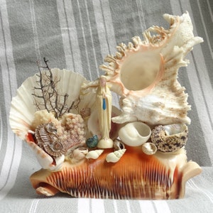 Snäckskalskrin/Jungfru Maria-staty/Snäcksalsgrotta/Religiös snäckkonstföremål/Folkkonst/Katolsk hemandakt/Fransk kitsch från mitten av århundradet