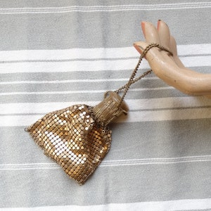 Art deco beggar's purse/Vintage gold tone purse/Accordion top coin bag/Gold tone metal mesh purse/Expanding top evening purse/Stage prop