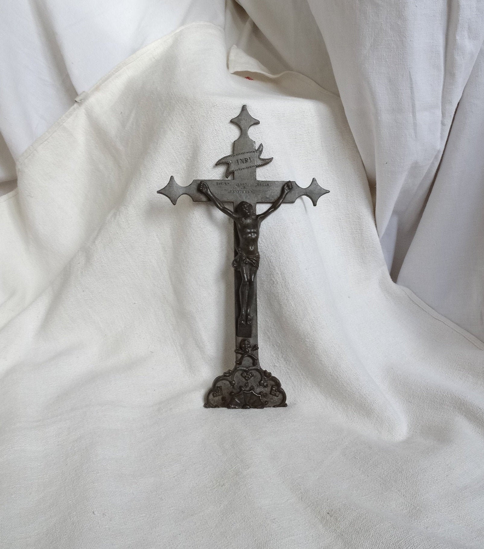 Crucifix Antique d'étain. Artefact Religieux. C19E à Memoriam. Croix Français Croix Funéraire en Éta