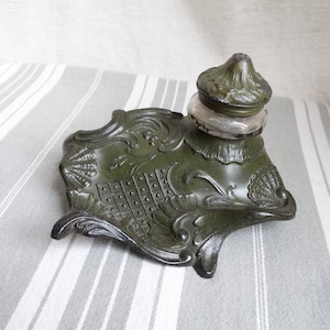 Tintero antiguo/Tinero de spelter verde pintado en frío/Bandeja de pluma francesa vintage/Accesorio de escritorio/Regalo del escritor/Pozo de tinta de pluma de inmersión/Encrier ancien