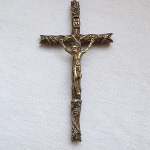Antikes Kruzifix, groß / schweres Messingkreuz / religiöser Anhänger Charme / Kruzifix-Charme / Kommuniongeschenk / Taufgeschenk / religiöses Kreuz Wandbehang