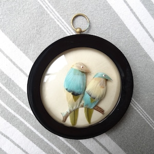 Bird feather diorama/Vintage cut feather picture/Little round framed bird picture/8cm diameter/3D bird art/Nursery decor/Ornithologist gift