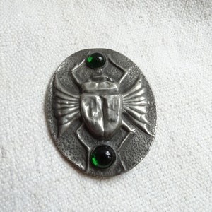 Scarabée de style Ruskin / scarabée en étain vintage repoussé / Scarabée avec cabochons verts / Bijoux / Artisanat / Affichage d’armoire / Plaque de scarabée