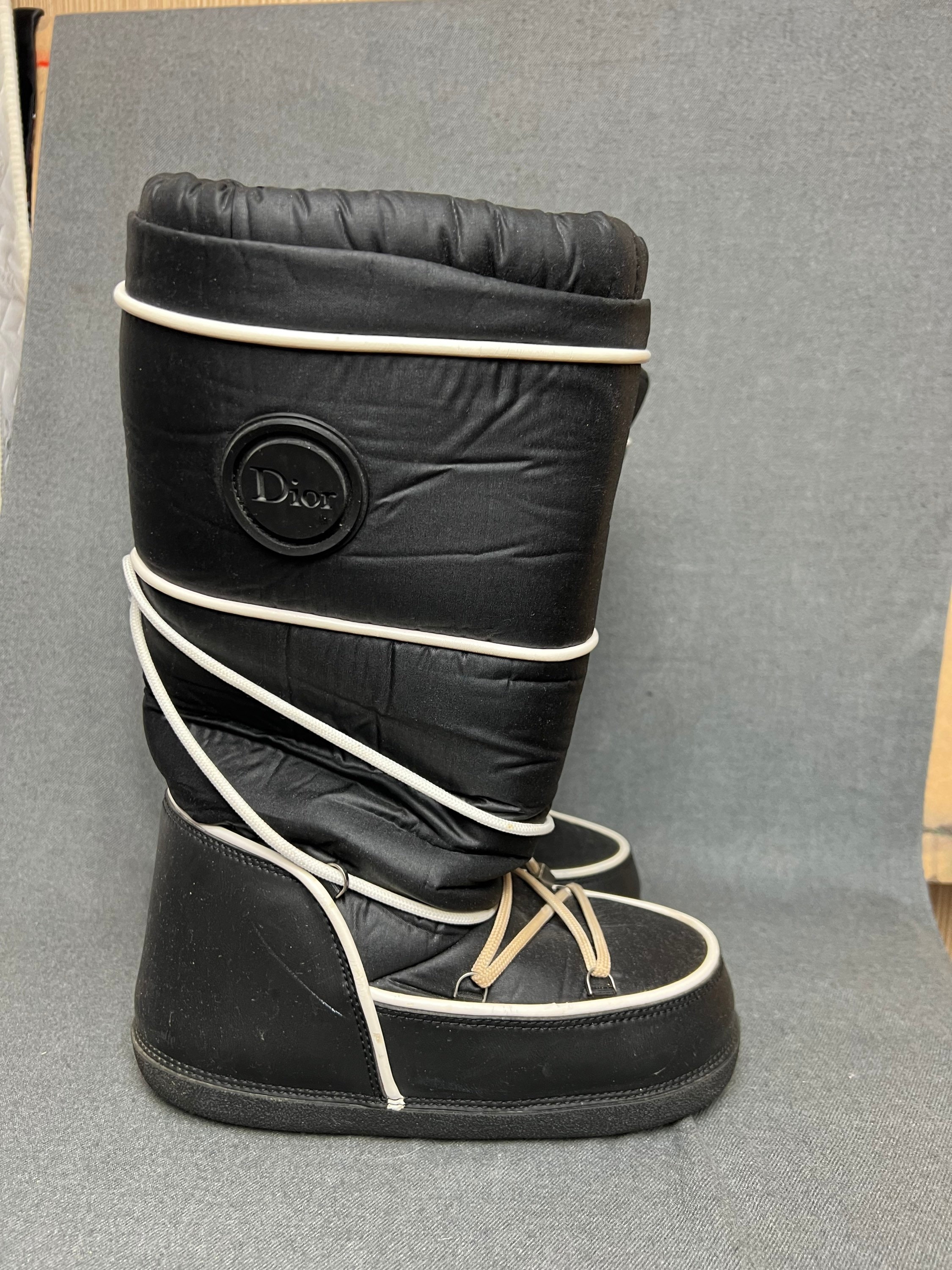 Vintage CHANEL White Gray Black CC Logo Monogram Winter Ski Snow Insulated  Waterproof Apres Ski Boots Moon Moto Boots Booties us 9 - 9.5