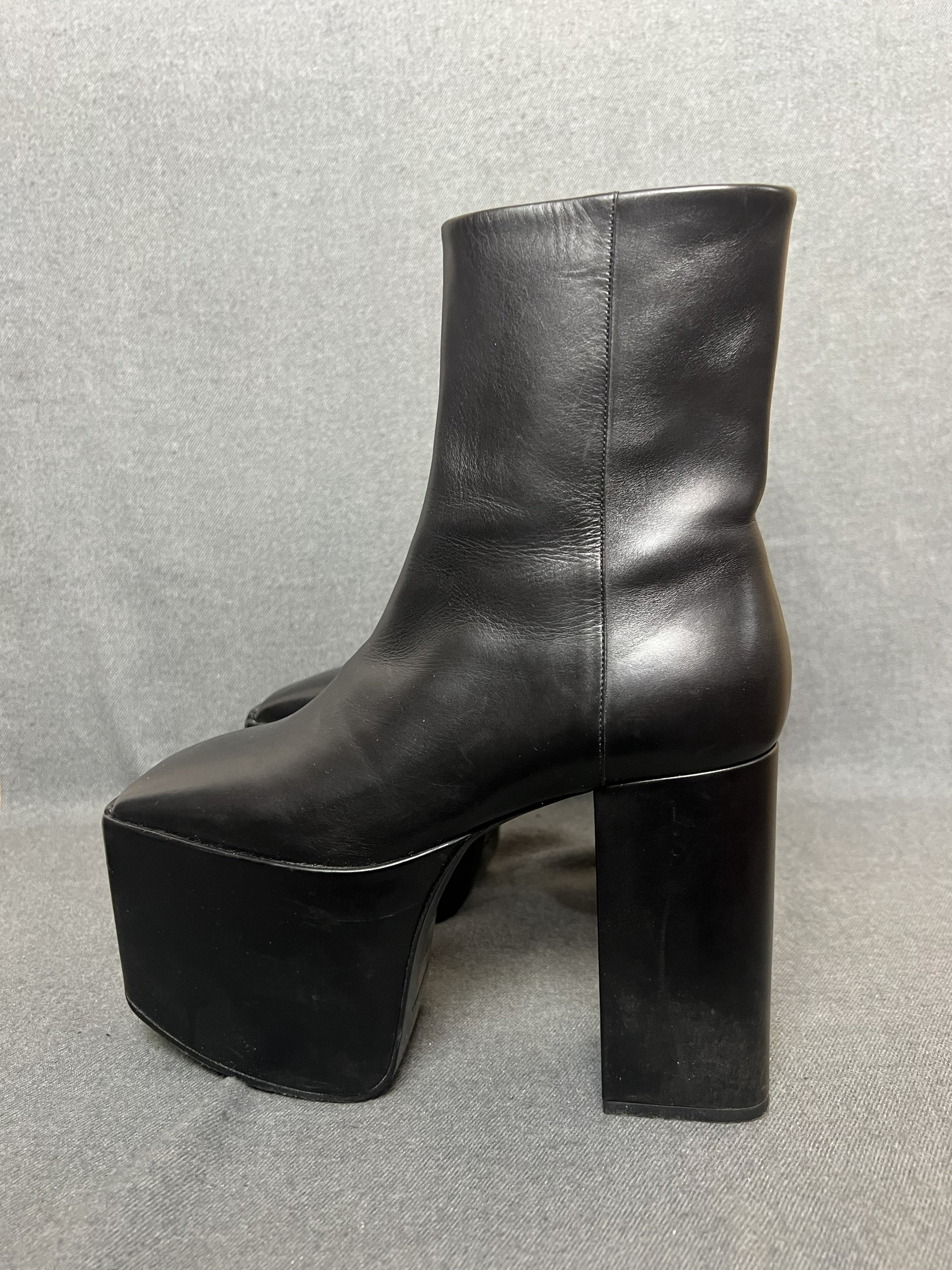 【関税＆送料込み】Balenciaga Boots Balenciaga Boots Size 42 EU: Red Sole Detail