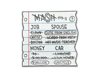 Pode incluir: Um autocolante branco recortado em forma de pedaço de papel rasgado. O autocolante apresenta texto manuscrito, incluindo "MASH", opções de trabalho, cônjuge, dinheiro e carro. O design inclui linhas azuis e uma borda vermelha.