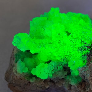 Reactive UV hyalite opal geode 365g, Guanajuato, Mexico
