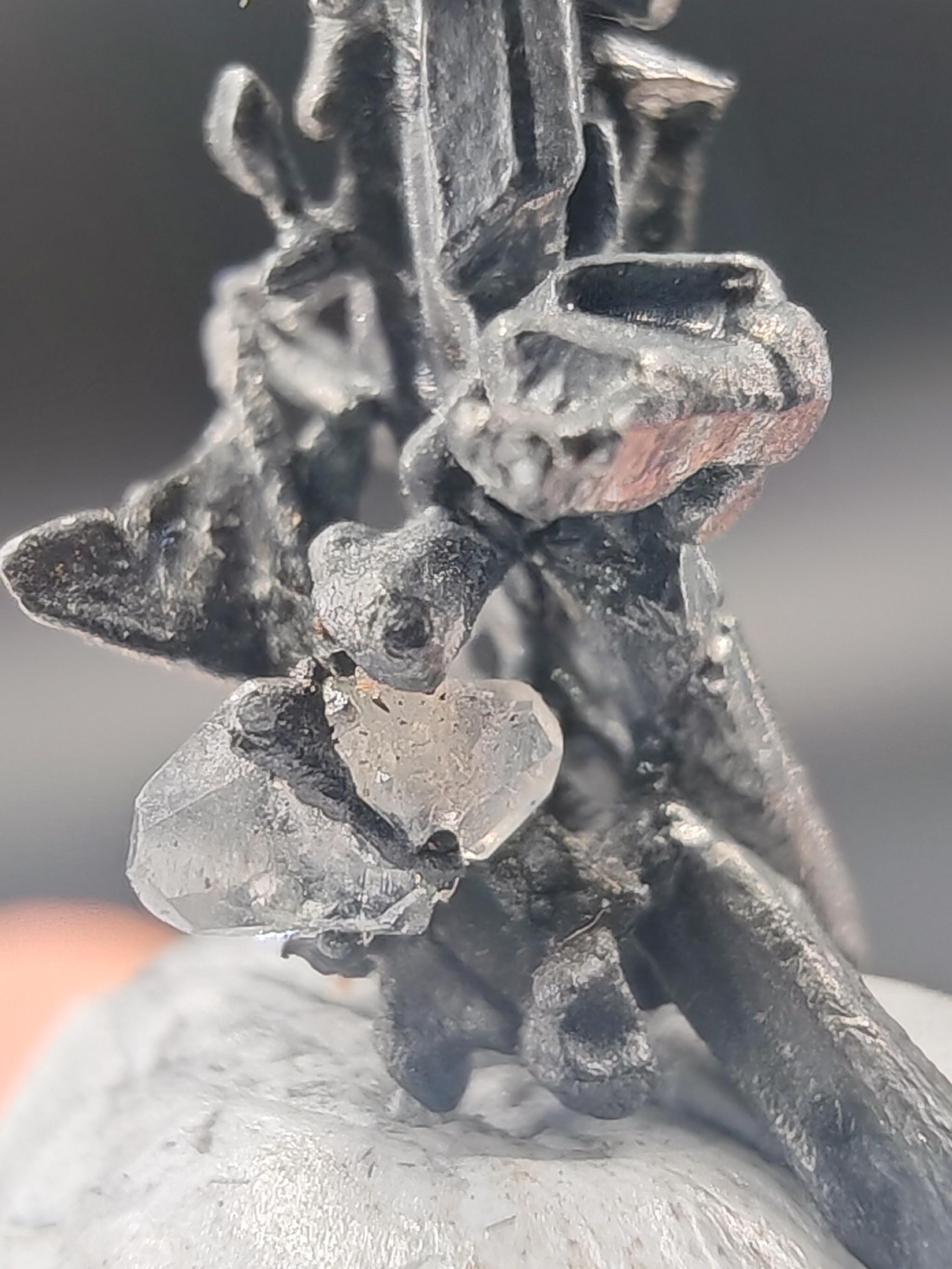 両端に方解石を持つアカンサイト – メキシコ、グアナファト州、サン