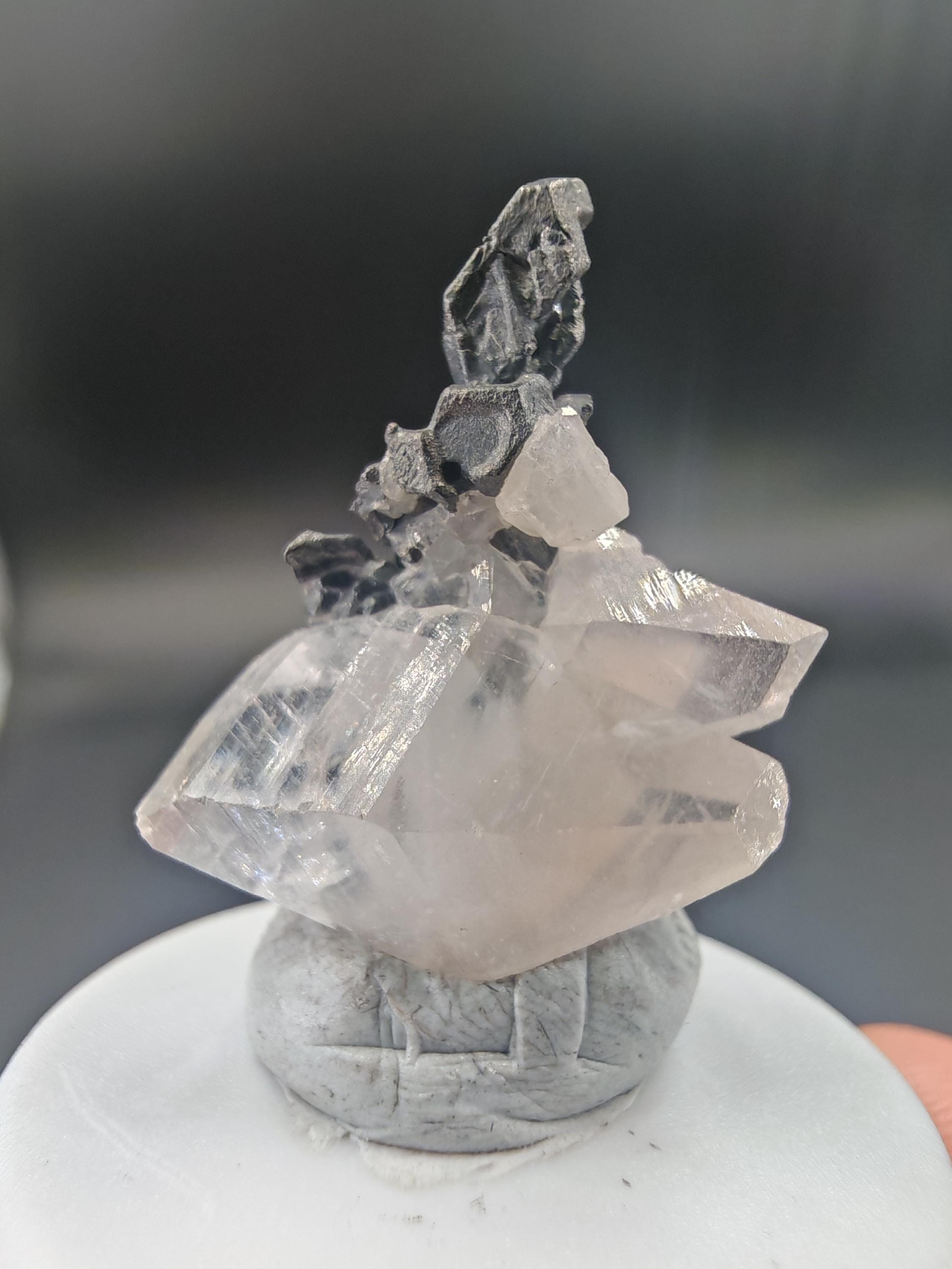 【メキシコ産】アカンサイト 方解石上のアカンサイト – サンファン・デ・ラヤス鉱山、グアナファト