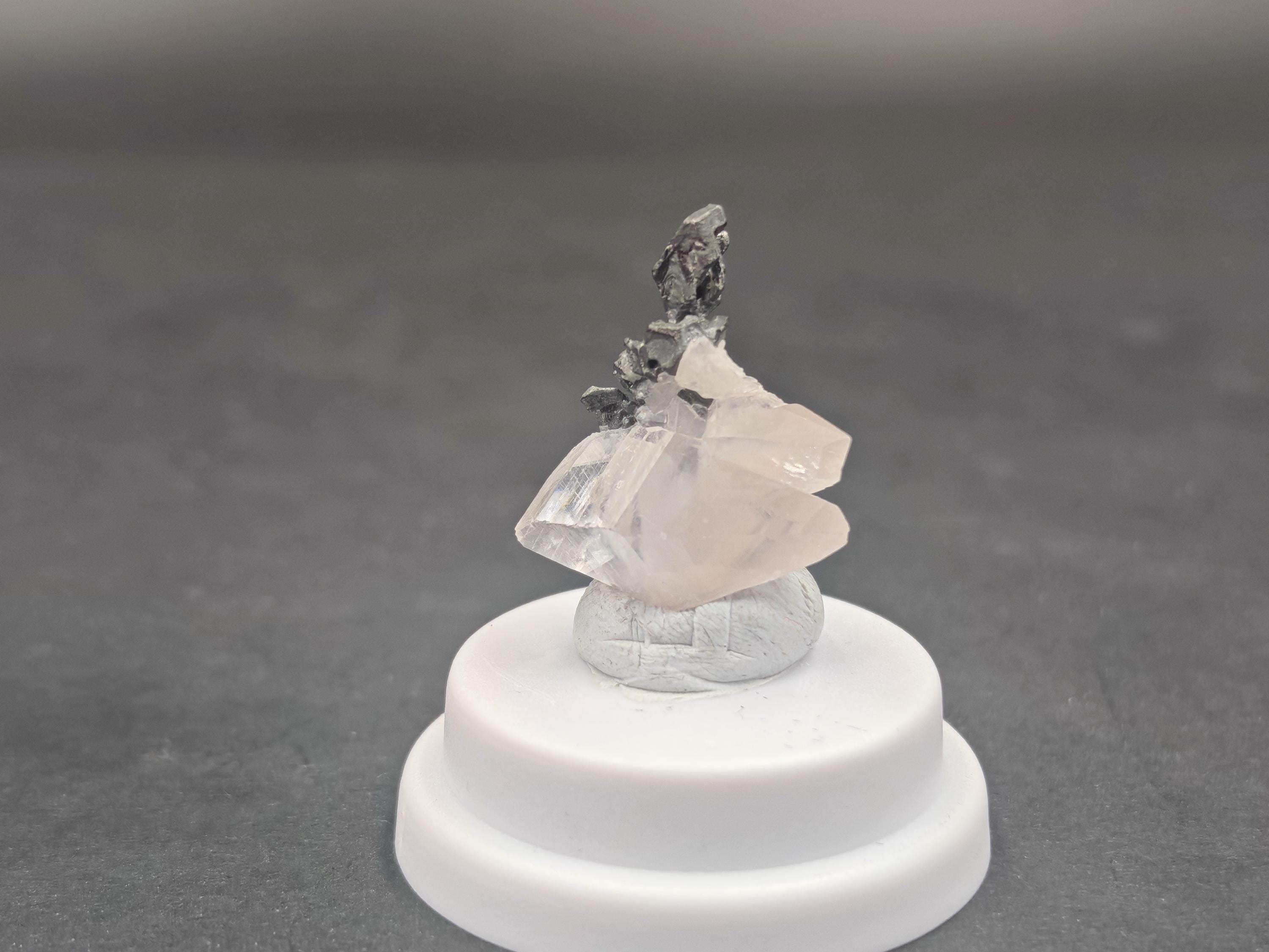 方解石上のアカンサイト – サンファン・デ・ラヤス鉱山、グアナファト