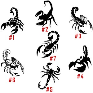 Op de afbeelding: Zeven zwart-witte schorpioen silhouetontwerpen, genummerd van 1 tot en met 7. Elke schorpioen is gestileerd en uniek.