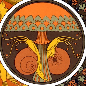 Puede incluir: Un dise&ntilde;o circular que presenta un hongo estilizado con un tallo amarillo y naranja y una tapa verde y naranja. Dos caracoles con conchas naranjas est&aacute;n a cada lado del tallo. El fondo es de color marr&oacute;n oscuro.