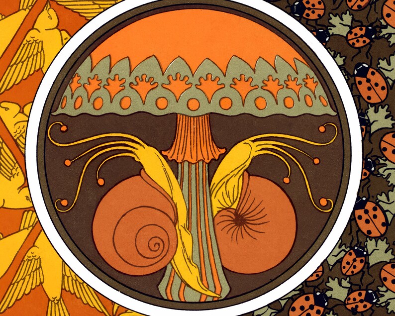 Puede incluir: Un dise&ntilde;o circular que presenta un hongo estilizado con un tallo amarillo y naranja y una tapa verde y naranja. Dos caracoles con conchas naranjas est&aacute;n a cada lado del tallo. El fondo es de color marr&oacute;n oscuro.