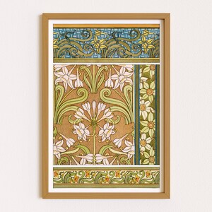 Puede incluir: Una impresi&oacute;n enmarcada de un dise&ntilde;o floral vintage con un patr&oacute;n repetitivo de flores estilizadas en tonos de rosa, verde y amarillo. El dise&ntilde;o est&aacute; sobre un fondo marr&oacute;n y enmarcado en un marco de madera marr&oacute;n claro.