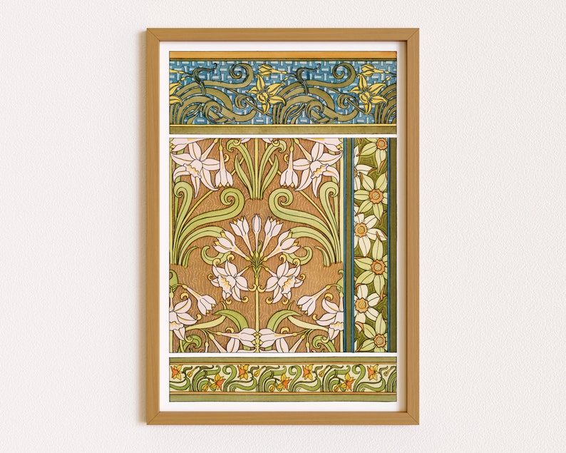 Puede incluir: Una impresi&oacute;n enmarcada de un dise&ntilde;o floral vintage con un patr&oacute;n repetitivo de flores estilizadas en tonos de rosa, verde y amarillo. El dise&ntilde;o est&aacute; sobre un fondo marr&oacute;n y enmarcado en un marco de madera marr&oacute;n claro.