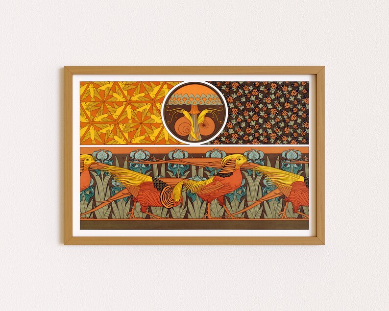 Puede incluir: Una impresi&oacute;n de arte vintage que presenta un patr&oacute;n repetitivo de p&aacute;jaros y flores estilizados en tonos de naranja, amarillo y marr&oacute;n. La impresi&oacute;n est&aacute; enmarcada en un marco de madera marr&oacute;n claro.