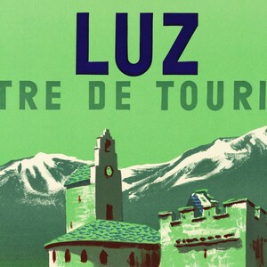 Op de afbeelding: Een vintage reisposter die reclame maakt voor Luz, een toeristisch centrum in de bergen. De poster heeft een groene achtergrond met de tekst "Luz" in blauwe letters en "Centro de Turismo" in zwarte letters. De poster toont ook een groene en witte illustratie van een kerk en een kasteel in de bergen.
