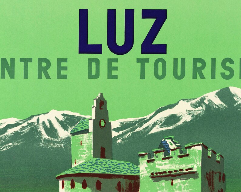 Op de afbeelding: Een vintage reisposter die reclame maakt voor Luz, een toeristisch centrum in de bergen. De poster heeft een groene achtergrond met de tekst "Luz" in blauwe letters en "Centro de Turismo" in zwarte letters. De poster toont ook een groene en witte illustratie van een kerk en een kasteel in de bergen.