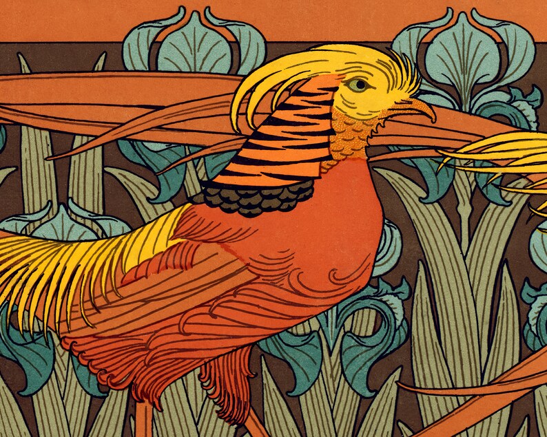 Puede incluir: Una ilustraci&oacute;n estilizada de un fais&aacute;n con plumas naranjas, amarillas y negras, sobre un fondo de follaje estilizado verde y marr&oacute;n.