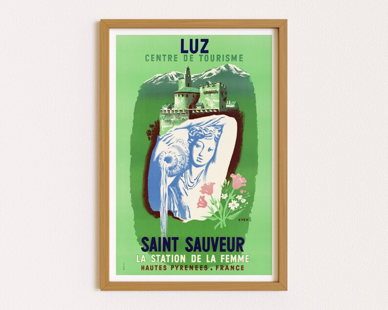 Op de afbeelding: Een vintage reisposter die reclame maakt voor Saint Sauveur, een vakantiebestemming in de regio Hautes-Pyr&eacute;n&eacute;es in Frankrijk. De poster heeft een groene achtergrond met een kasteel in de verte, een vrouw die water uit een kan giet en de tekst "Luz Centre de Tourisme" en "Saint Sauveur La Station de la Femme Hautes Pyr&eacute;n&eacute;es. France".