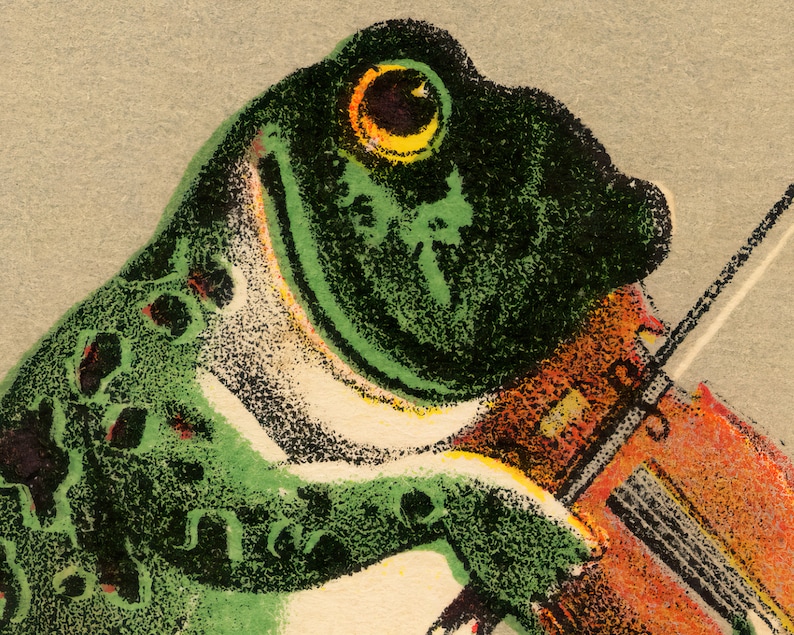 Puede incluir: Ilustraci&oacute;n caprichosa de una rana verde tocando el viol&iacute;n. La rana tiene una cabeza y un cuerpo verde oscuro con manchas verde claro. El viol&iacute;n es de color naranja c&aacute;lido, con un ojo amarillo.
