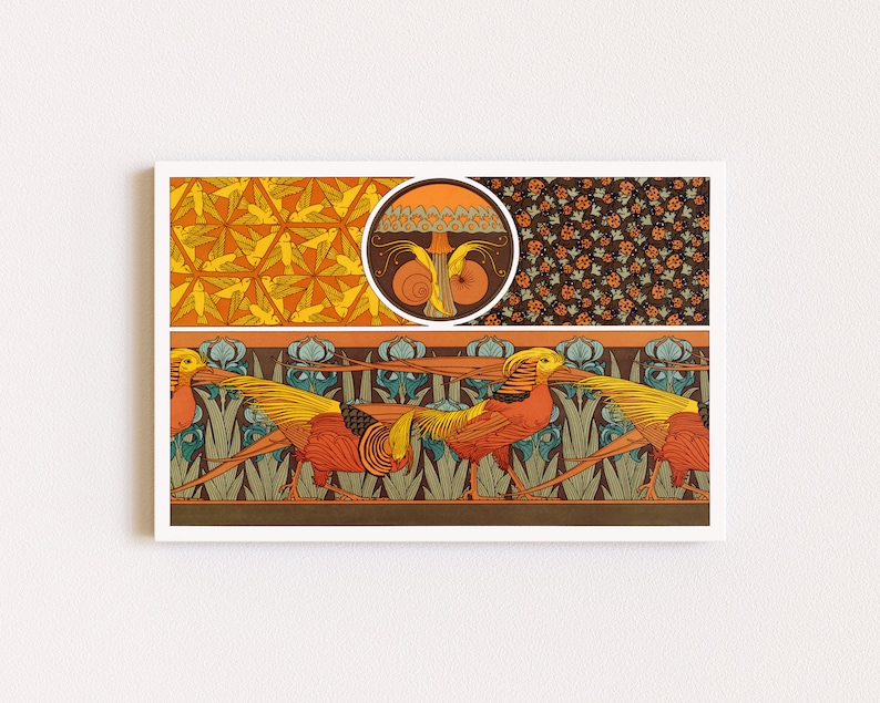 Puede incluir: Una impresi&oacute;n vintage de estilo Art Nouveau con un patr&oacute;n repetitivo de p&aacute;jaros y flores estilizados. La impresi&oacute;n est&aacute; en tonos de naranja, amarillo, marr&oacute;n y verde. El centro de la impresi&oacute;n presenta un dise&ntilde;o circular con una forma de hongo.