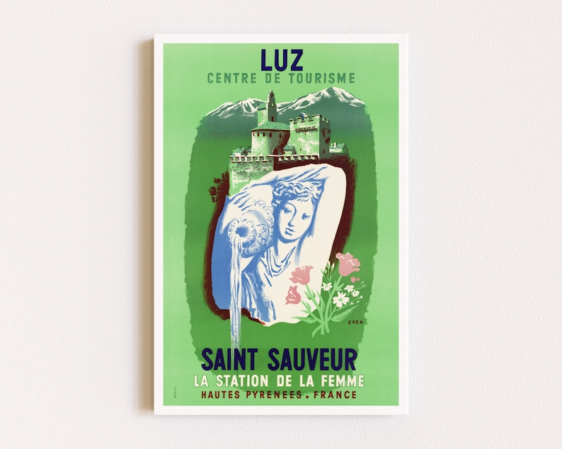 Op de afbeelding: Een vintage reisposter die reclame maakt voor Saint Sauveur, een stad in de Franse Pyrenee&euml;n. De poster heeft een groene achtergrond met een afbeelding van een vrouw die water uit een kan giet, een kasteel op de achtergrond en de tekst "LUZ CENTRE DE TOURISME" en "SAINT SAUVEUR LA STATION DE LA FEMME HAUTES PYRENEES. FRANCE".