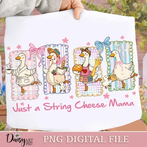 Könnte beinhalten: Eine weiße Keramik-Tasse mit schwarzem Henkel und dem Text "But First, Coffee" in schwarzer, fetter Schrift. Die Tasse steht auf einer Holzoberfläche. Die Tasse ist etwa 10 cm hoch.