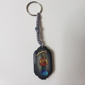 サンタ ムエルテ キーホルダー レインボー ハンドメイド - 木 + 絹糸 - Llavero de la Santa Muerte Hecho a Mano de Madera + Hilo de Seda