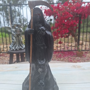 Santa Muerte Color Negro Tamaño 13" Estatua de la Santa Muerte / Grim Reaper/ Curada Bendesida Para la Buena Suerte / Dinero / Amor / Negra