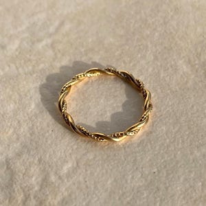 ゴールドツイストロープリング - 18Kゴールドメッキステンレススチール製華奢リング - ミニマリストゴールドバンド - 変色しにくいジュエリーギフト（彼女へ）