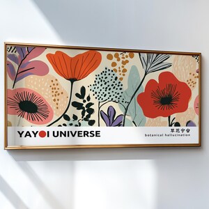 Könnte beinhalten: Gerahmter Kunstdruck mit floralem Design. Er zeigt große rote und orangefarbene Blumen, lila und rosa Blätter und den Text "YAYOI UNIVERSE". Das Kunstwerk hat einen goldenen Rahmen und einen cremefarbenen Hintergrund.