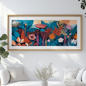Può includere: Una stampa incorniciata di un'illustrazione floreale colorata. L'opera d'arte presenta una varietà di fiori e foglie in tonalità di blu, verde, rosso, arancione e rosa. Lo sfondo è blu scuro con punti bianchi.