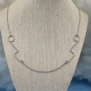Halsband med tatuering av förbannat tal och anime-inspirerat lågmäld stil