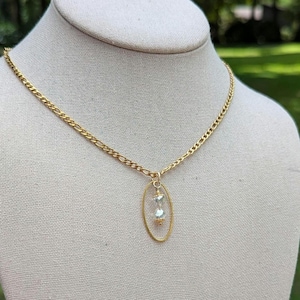 Collar inspirado en el grupo de chicos Kpop Cromer de Hourglass