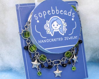 Pulsera con dije inspirada en el anime y manga Yuri verde