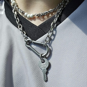 Nyckelkarbinhake Sapphic wlw pride queer rostfritt stålhalsband
