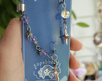 Pendientes inspirados en el grupo Demon Hunter Girl, con trenza morada, ideales para quienes buscan un look natural y sin irritaciones.
