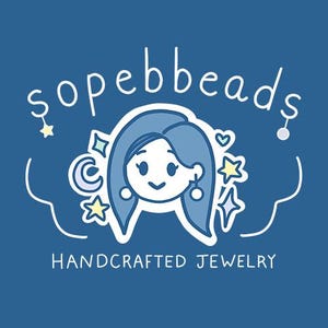 Puede incluir: Sobre un fondo azul, el texto blanco "sopebbeads" corona una ilustración de dibujos animados de una mujer con cabello azul y pendientes. El texto "HANDCRAFTED JEWELRY" está debajo. El diseño incluye estrellas y una luna creciente.