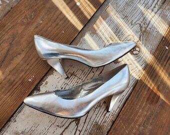 Vintage J. Renee Silver Heels size 10