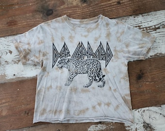 Camiseta corta con corte de Def Leppard con efecto tie-dye, usada, talla pequeña S